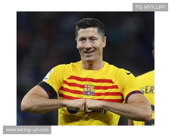 巴萨训练基地全员加练点球，莱万加练半小时射门